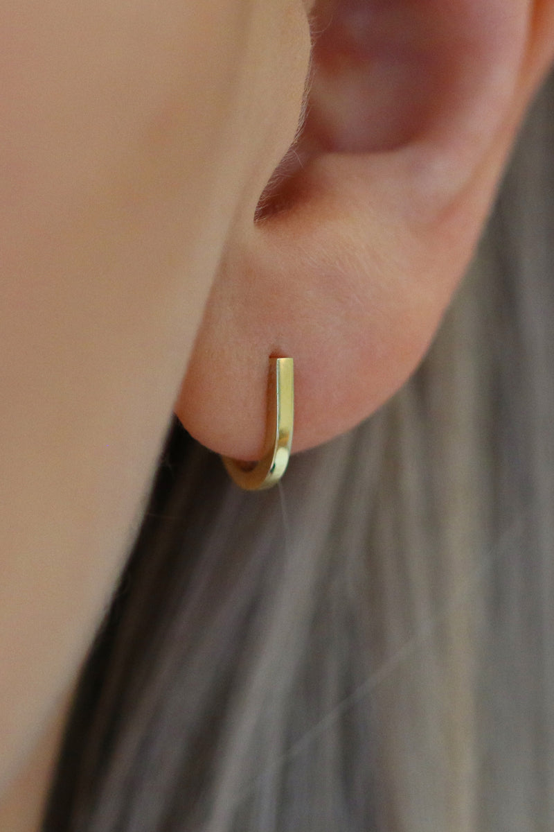 Hugger Earrings Medium Solid Gold